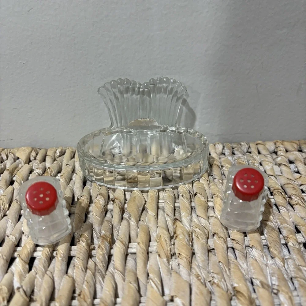 Vintage Clear Pressed Glass Mini Salt Pepper Shakers Red‎ Tops Turkey Tail Tray